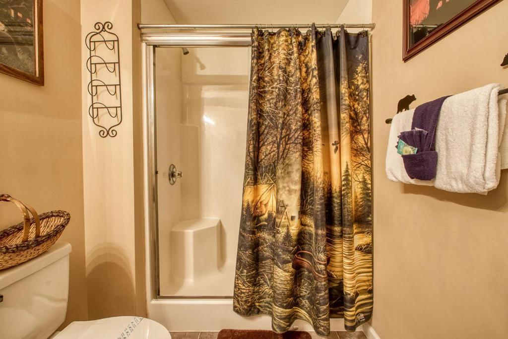 Rock Of Ages, Hot Tub, Game Room, Wifi, 1089 Free Tickets Each Paid Day, Dollywood And More Pigeon Forge Kültér fotó