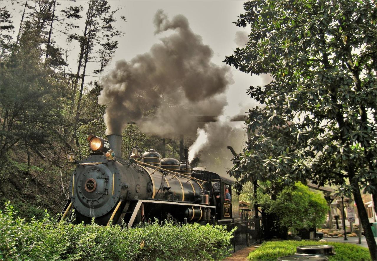 Rock Of Ages, Hot Tub, Game Room, Wifi, 1089 Free Tickets Each Paid Day, Dollywood And More Pigeon Forge Kültér fotó
